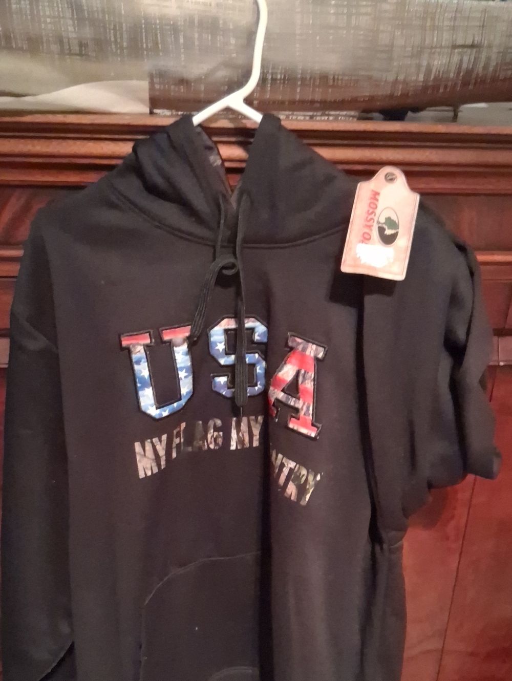Mossy Oak Men's Black Crewneck Sweatshirt with USA Flag Graphic
